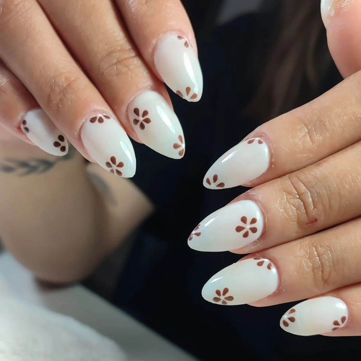 Blanco con flores delicadas