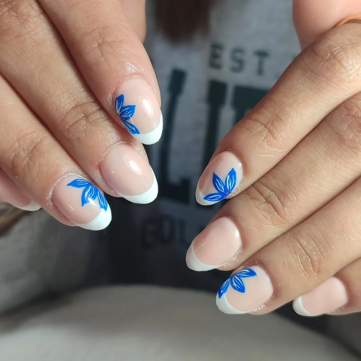 Francesita con flores azules