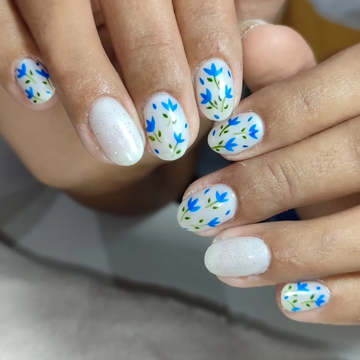 Flores azules y amarillo