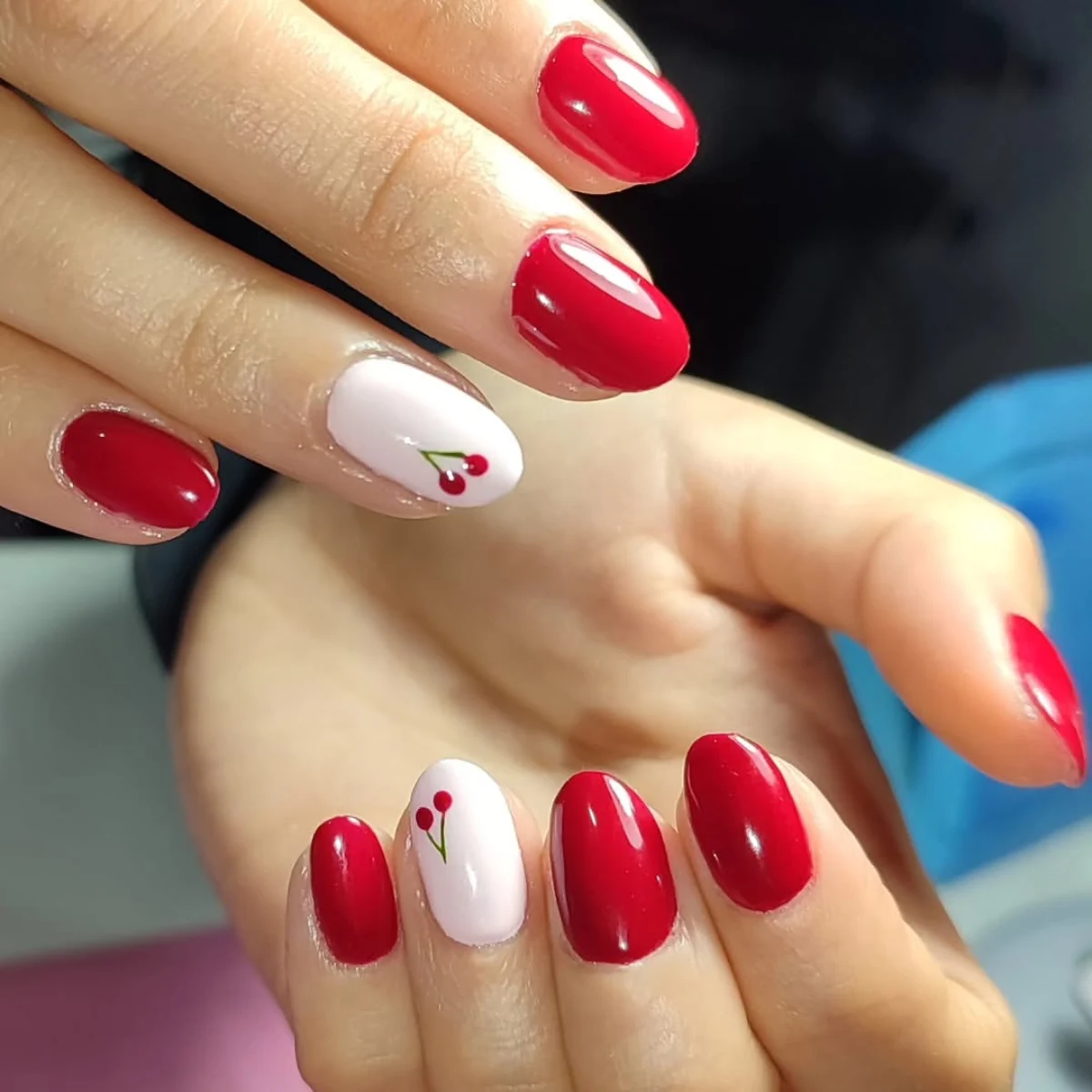 Rojo con detalle blanco
