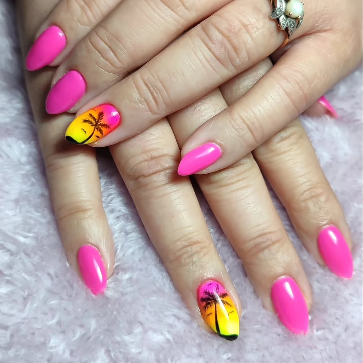 Rosa intenso con diseño tropical