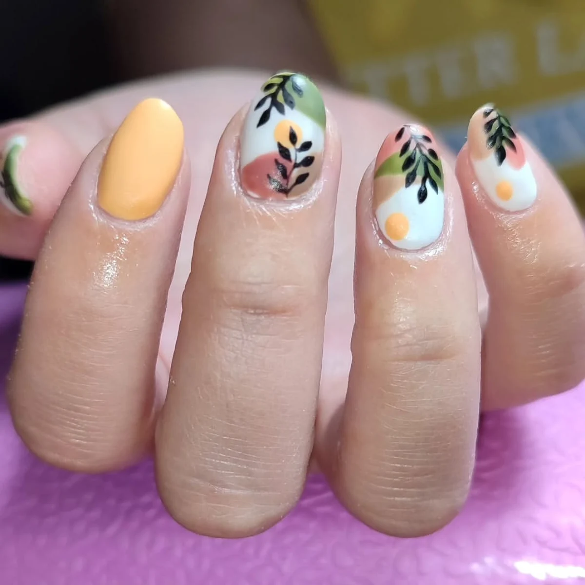 Amarillo y diseño floral