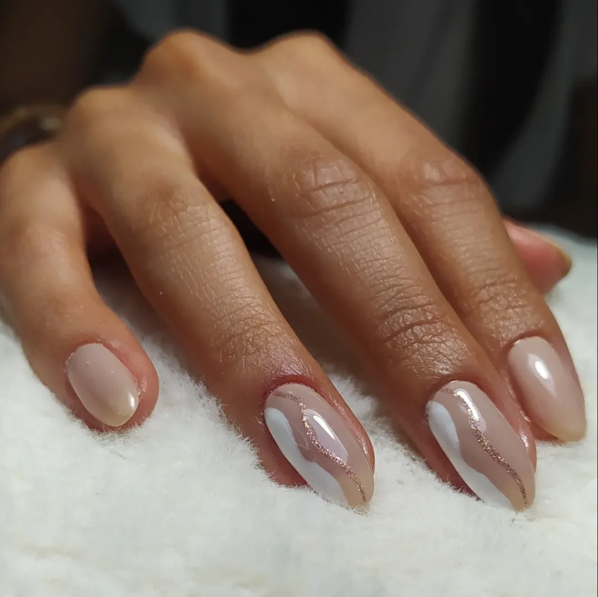 Nude con detalles blancos
