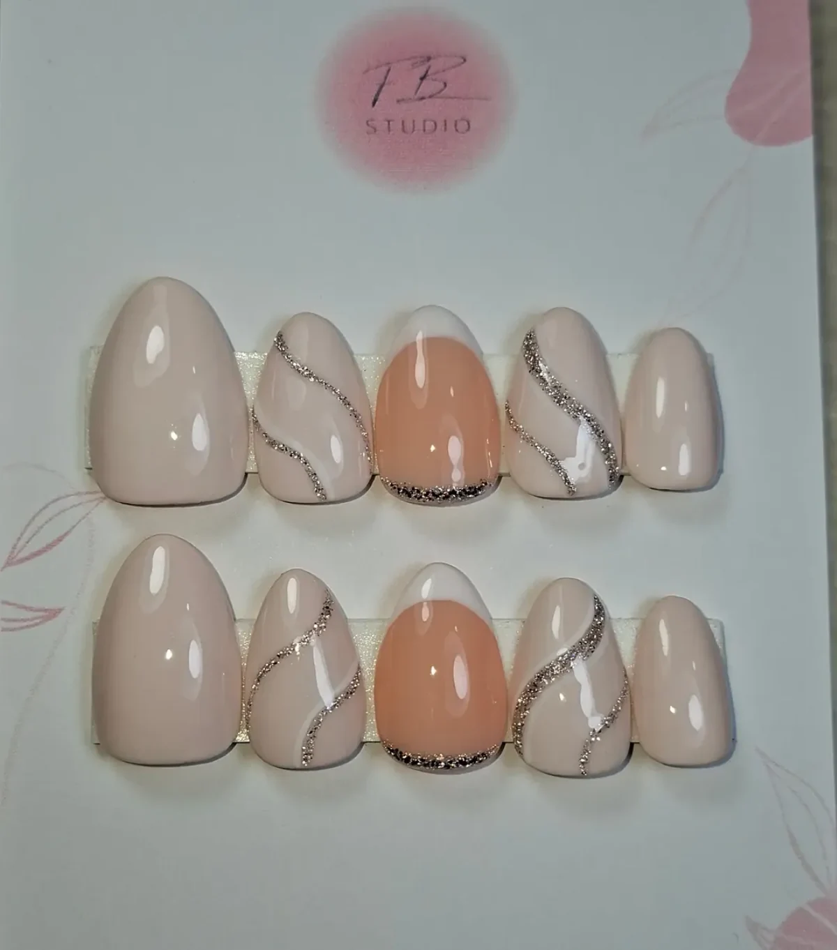 Press On nude con detalles blancos