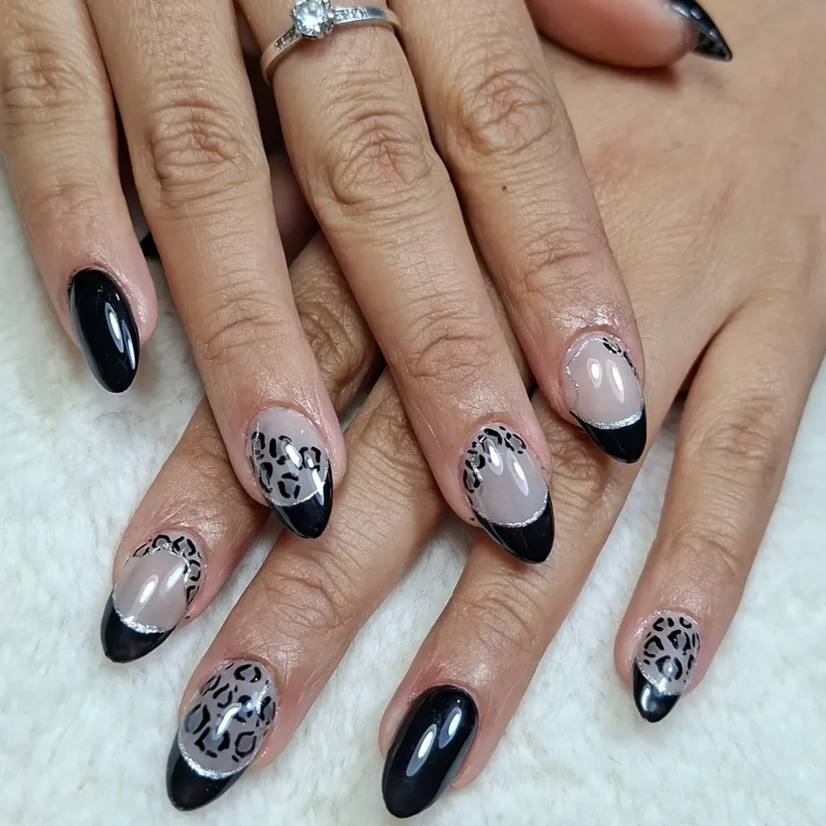 Negro con diseño floral