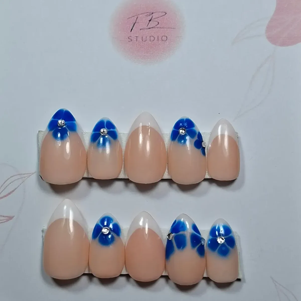 Press On con flores azules
